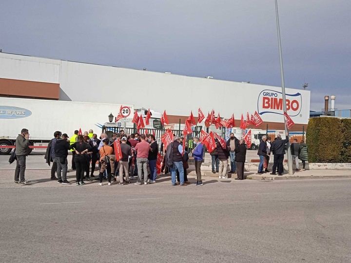 Trabajadores de Bimbo en Azuqueca se concentran para denunciar el despido de un compañero tras sufrir una baja