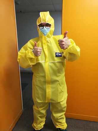 SIGUE LA CAMPAÑA SOLIDARIA : El Hospital Universitario recibe un nuevo pedido de trajes de protección donados por BNI Guadalajara