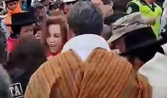 La presidenta de Perú, zarandeada durante una visita a la región de Ayacucho