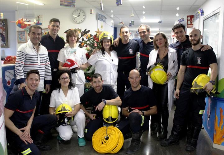 Como cada Navidad, los bomberos han acudido a su cita navideña con el Hospital Universitario de Guadalajara