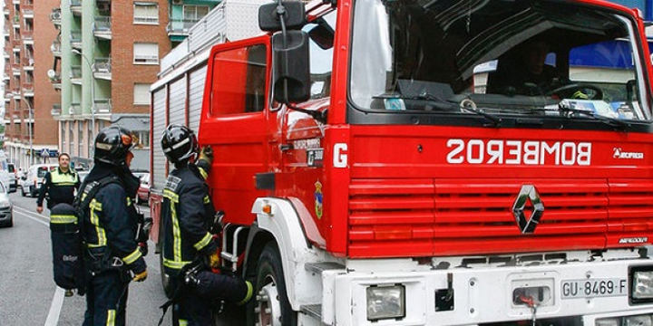 Los bomberos dan por extinguido el incendio en una nave de neumáticos de Chiloeches