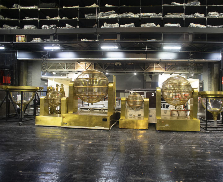 Llegada de los bombos del Sorteo de Navidad al Teatro Real