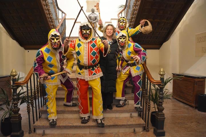 La botarga de Guadalajara repartió higos por San Antón al ritmo del alhiguí