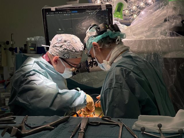 La Paz cuenta con el primer brazo robótico para operaciones de columna vertebral de España