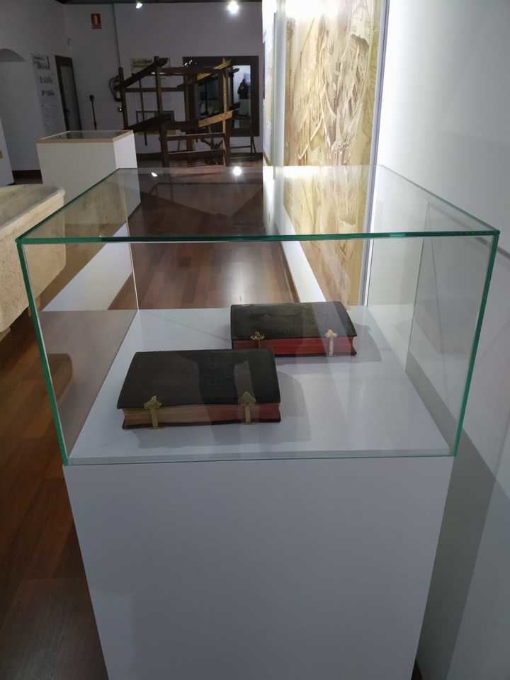 El Museo de Historia de Brihuega expone ya los dos breviarios del siglo XIX y un cuadro del XVII cedidos por las Bernardas de Santa Ana