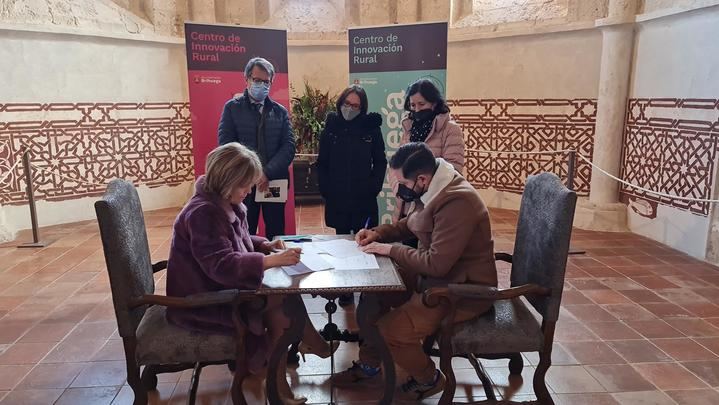 El Ayuntamiento de Brihuega y la Fundación Alfonso Martín Escudero firman el convenio de establecimiento del premio bienal de investigación homónimo 