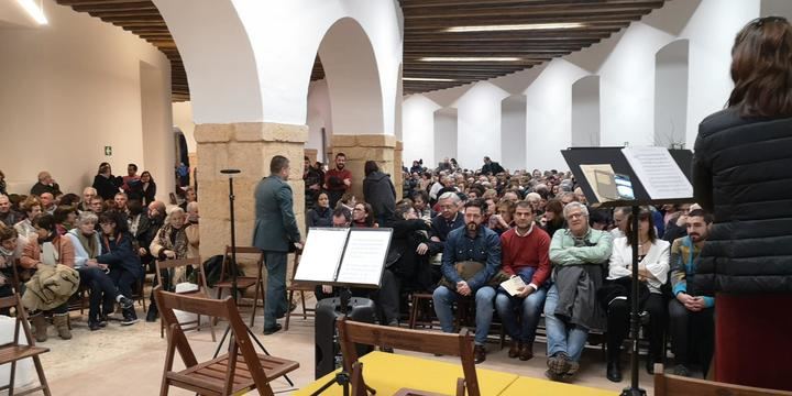 Lleno absoluto en un Pregón navideño que sirvió para brindar el cariño del pueblo de Brihuega a sus tres últimos médicos