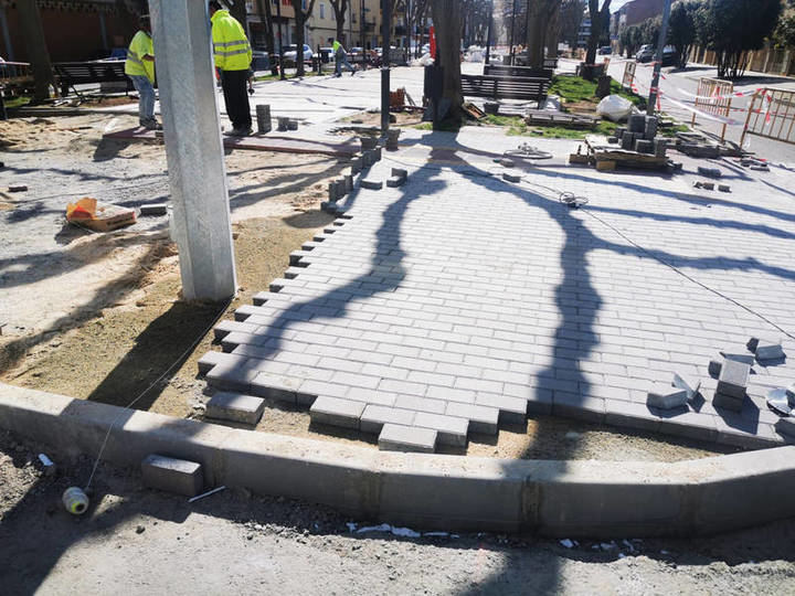 Avanzan los trabajos en el Bulevar de Las Acacias de Azuuqeca para dar preferencia a peatones