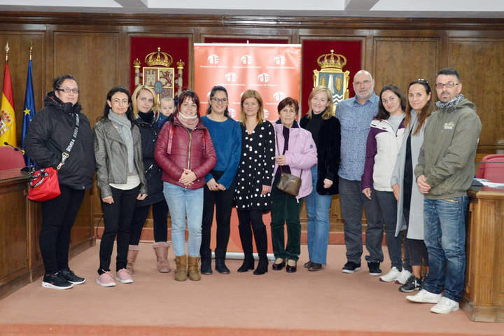 Foto de familia de la entrega de las tarjetas regalo de la campaña 'Buscando a Keka'. Fotografía: Álvaro Díaz Villamil / Ayuntamiento de Azuqueca