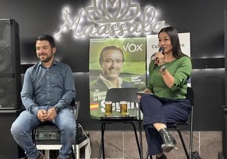 Alovera se va de 'Cañas por España' con la diputada de VOX, Mireia Borrás