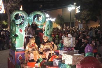 Lleno en las calles de Azuqueca para ver la Cabalgata de los Reyes Magos