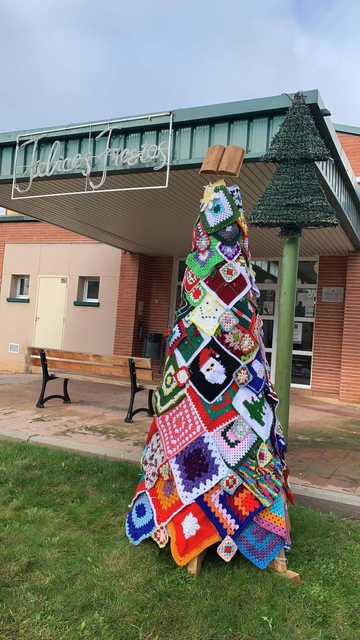 Espectacular Árbol de Navidad de GANCHILLO en Cabanillas