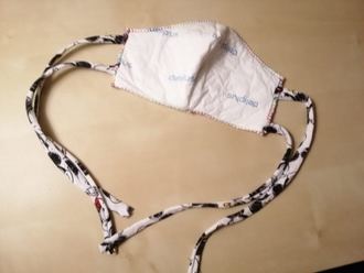 UN DETALLAZO : Vecinas de Cabanillas establecen un grupo de trabajo confeccionando mascarillas y delantales de protección