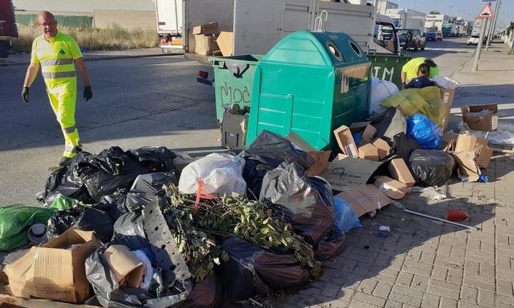 El Ayuntamiento de Cabanillas se dirige a las empresas de los polígonos, para abordar el problema de la basura en las calles