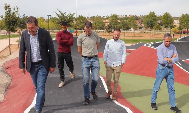 El Parque Elena de la Cruz de Cabanillas ya cuenta con su espectacular «pump track»