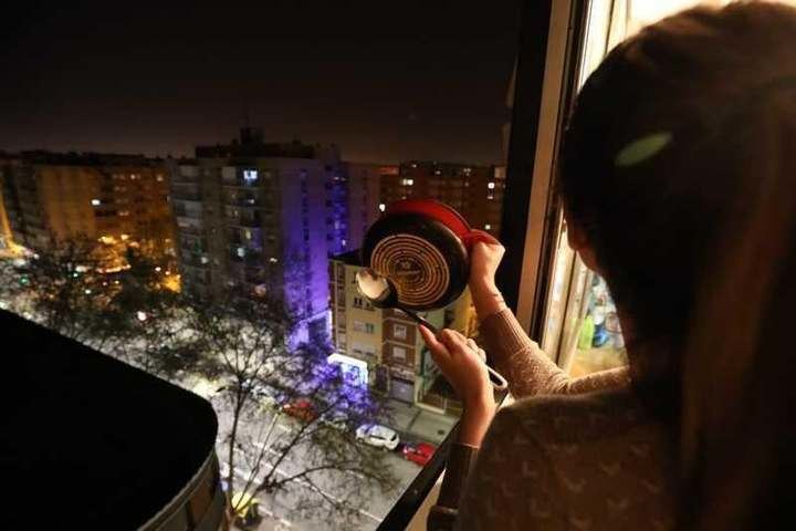 Atronadora cacerolada de miles de españoles contra el Gobierno de Pedro Sánchez y Pablo Iglesias por su gestión del coronoavirus