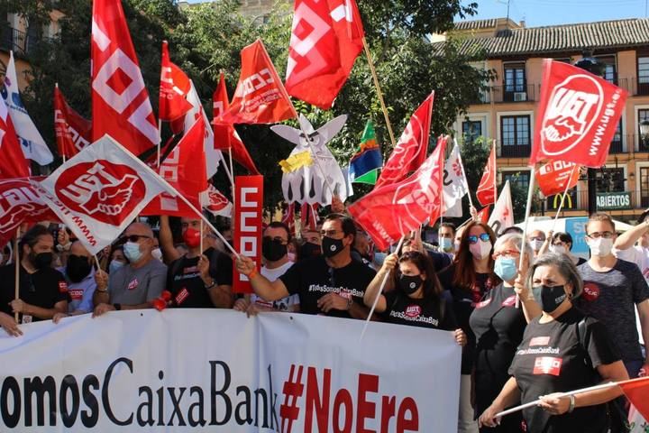 UGT insiste en que los sindicatos no aceptarán salidas forzosas en el ERE de CaixaBank en Castilla La Mancha
