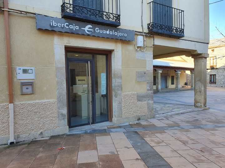 El ayuntamiento de Tamajón lucha por mantener el cajero automático del pueblo