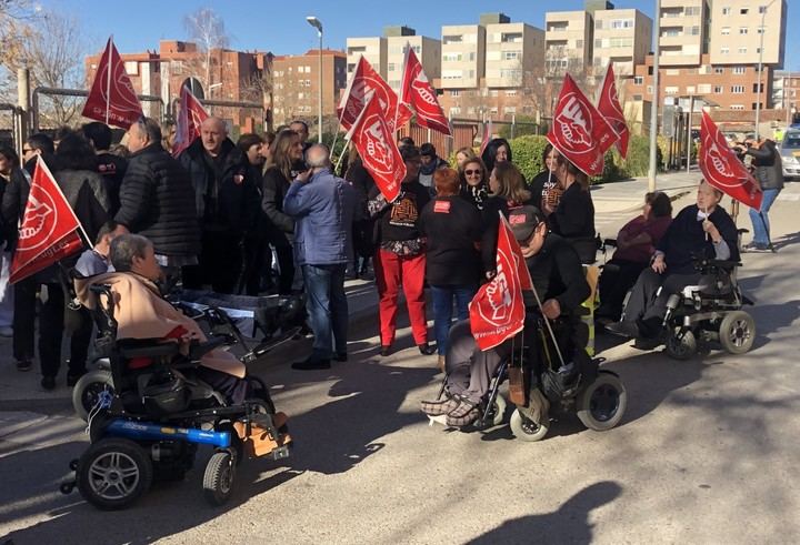 Nueva concentración de los trabajadores del Centro de Atención a Personas con Discapacidad Física (CAMF) de Guadalajara