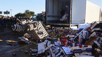 Camiones espa&#241;oles atacados por los agricultores franceses