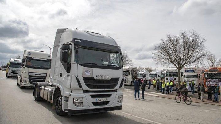 50.000 camiones más se suman a la HUELGA de los transportistas
