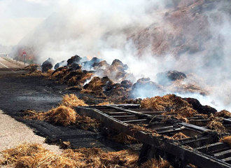 El incendio de un camión con pacas de paja obliga a cortar la A-2 sentido Madrid a su paso por Guadalajara