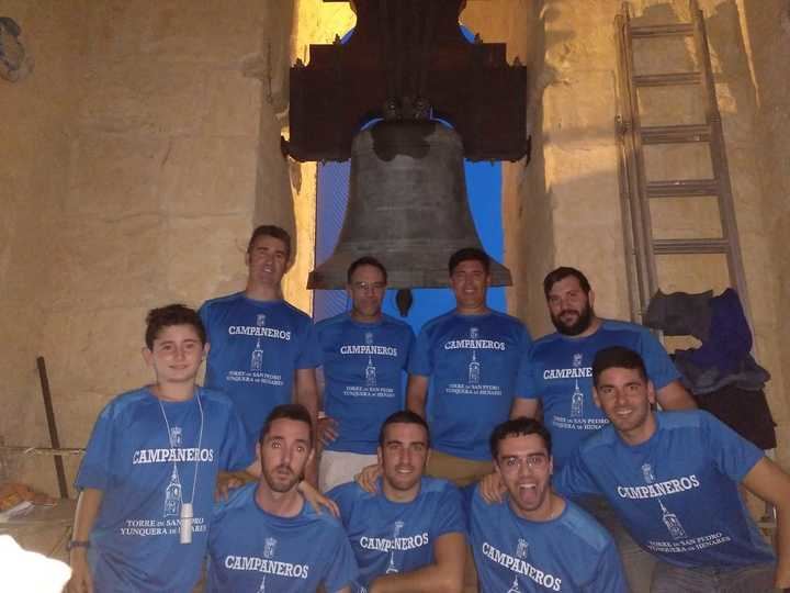 Un año más la torre de San Pedro recibe a la patrona de Yunquera con volteo manual de campanas