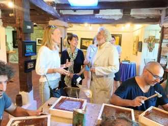 El maestro cincelador Mariano Canfránc transmite su conocimiento a otros artistas