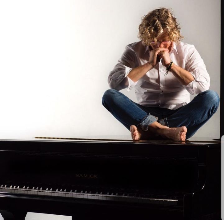 CARLOS ARRIEZU, piano, Homenaje a la tradición folklórica del valle de Batzán y a su madre