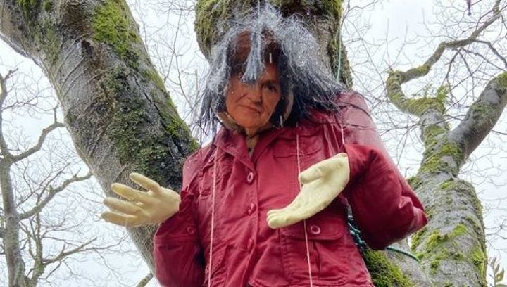 Aparece, en una plaza de Santiago de Compostela, una muñeca ahorcada con la cara de...Carmen Calvo