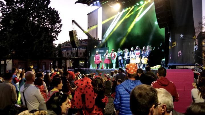 Cientos de aloveranos participaron en espectáculo musical que animó el Gran Concurso de Carnaval 