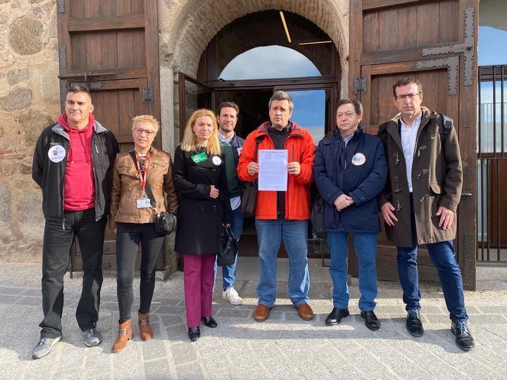 Los sindicatos con representación en la Mesa Sectorial del SESCAM han acudido hoy al Palacio de Fuensalida en Toledo para hacer entrega de más de 21.000 firmas pidiendo la reanudación de la Carrera Profesional en CLM