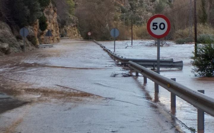 Cortado desde anoche el paso a la ribera del Henares en Guadalajara por la crecida del río