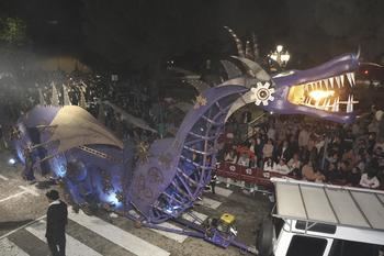 La carroza de la peña El Cebollón, con el dragón Steampunk, ganadora del 46 Desfile de las Fiestas de Azuqueca