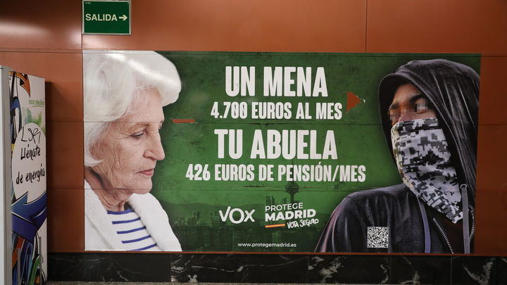 La justicia AVALA (en contra de la Fiscalía y el PSOE) el cartel electoral de Vox sobre los Menas: "Es un problema social"