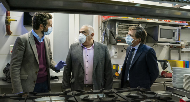 Pablo Casado propone a los hosteleros lo contrario que la ministra Ribera: Quien no pueda abrir, tendrá las ayudas de los gobiernos del PP