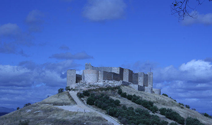 El castillo de Jadraque sufre un derrumbe parcial en sus muros y se cierra al público