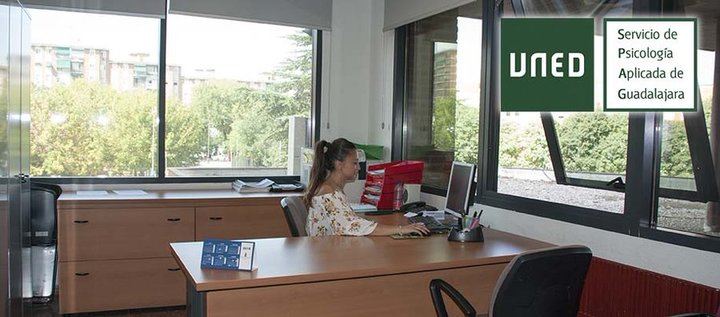 UN APLAUSO : El Centro Asociado UNED Guadalajara obtiene el premio a las entidades colaboradoras que ofertan prácticas externas del Banco Santander