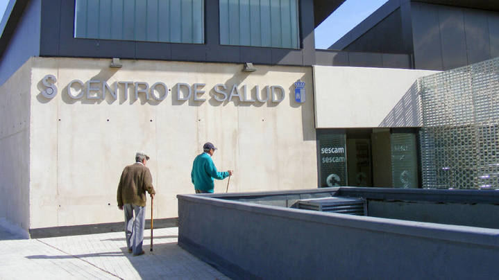 Se detecta una la fuga de gasoil que se ha vertido desde el Centro de Salud de El Casar al alcantarillado