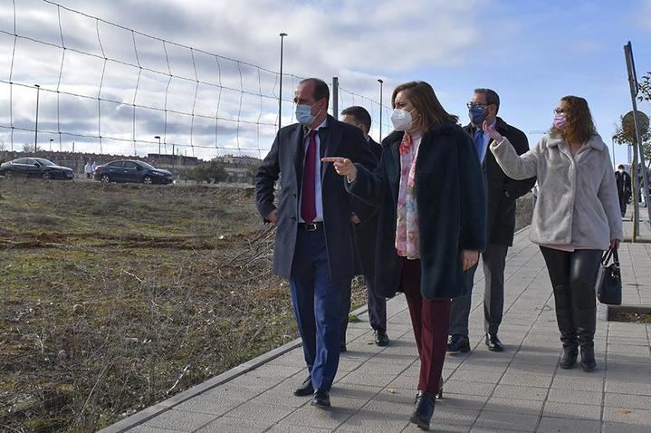 El Ayuntamiento de Guadalajara cede la parcela municipal sobre la que la Junta construirá un nuevo colegio público en Aguas Vivas
