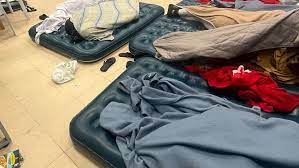 Denuncian casos de sarna y chinches en las salas de asilo de Barajas en las que hay m&#225;s de 300 inmigrantes hacinados