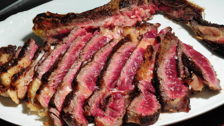 Asaja se planta ante las declaraciones de Garzón sobre la carne y exige 