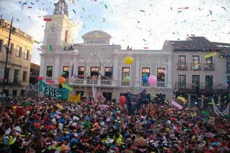 Las peñas "explotan" en la Plaza Mayor con el Chupinazo, comienza la Semana Grande de Guadalajara 