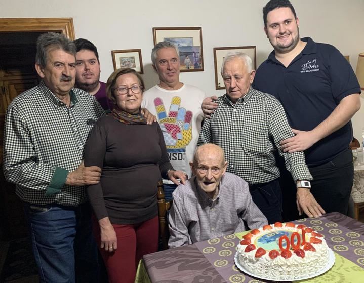 Todo el cariño de Sacedón para don Jesús Alcantarilla Toro, que cumplió cien años el pasado sábado