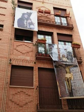 La Cofradía de la Pasión del Señor engalana esta Semana Santa las ventanas y blacones de Guadalajara