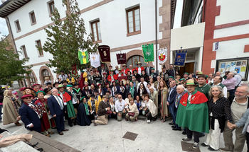 Pie de foto: Fernando Mier, Guillermo Blanco, Aurelio Juárez, Víctor Manuel Gutiérrez, Vicente Basterra e Ignacio Solana (de izda a dcha), durante la presentación de la Cofradía del Tomate y Pimiento de Ampuero en el día de ayer. Foto: Toño Ruiz Garmendia / SPORT FOTO.