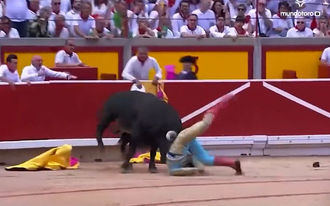 Impactante cogida a Rubén Pinar por un Miura en los San Fermines