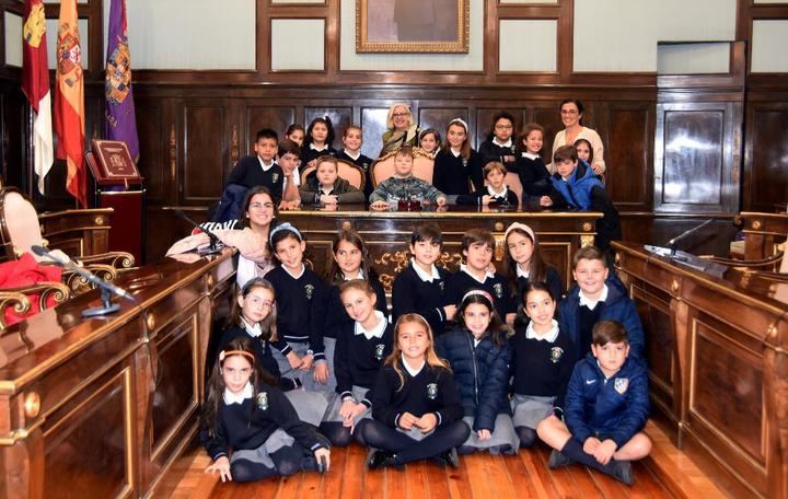 Escolares del Colegio Santa Ana visitan el Palacio Provincial 