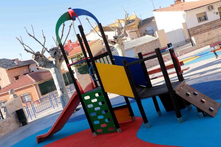 El Ayuntamiento de Almonacid renueva por completo los parques infantiles del municipio