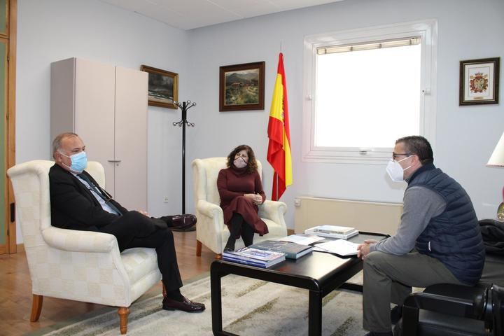 La presidenta de CEOE-CEPYME Guadalajara y el nuevo comisario de la policía nacional mantienen su primer encuentro de trabajo